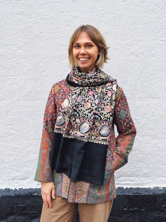 Чёрный кашемировый палантин с вышивкой