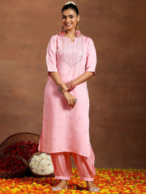 Розовый шёлковый костюм с вышивкой, S