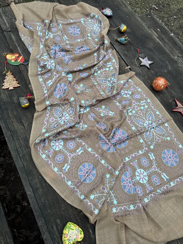 Бежевый кашемировый палантин с вышивкой