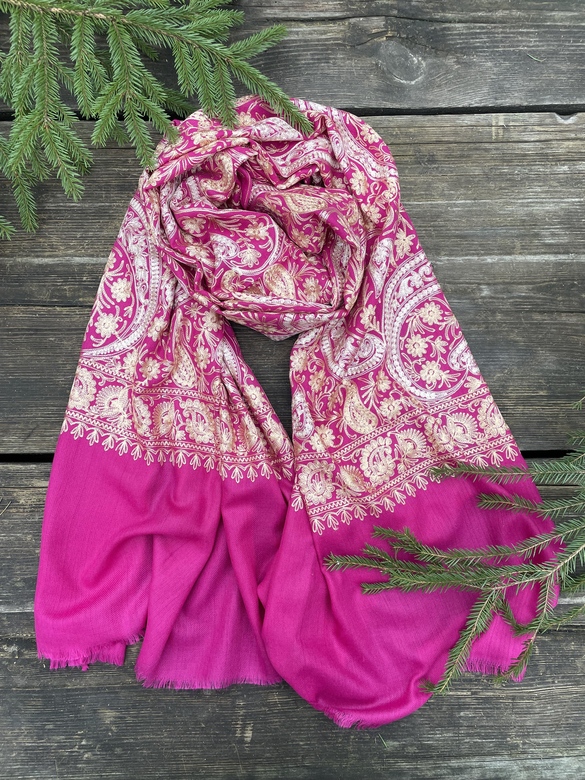 Розовый кашемировый палантин с вышивкой