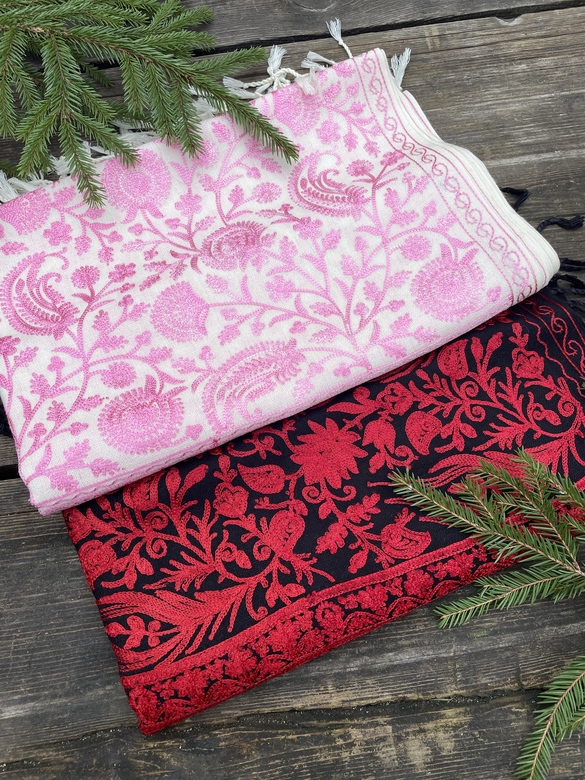 Шерстяные палантины с монохромной вышивкой