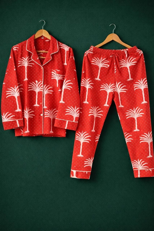 Красная пижама с пальмами