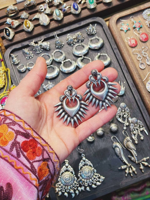 Серебряные серьги с шипами и попугаями