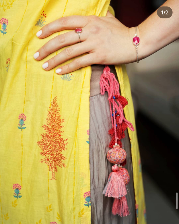 Тонкий серебряный браслет с красным корундом