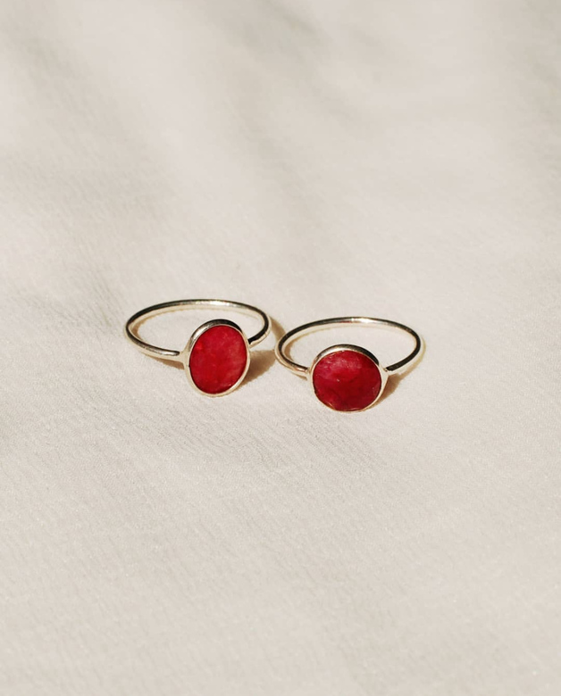 Тонкое кольцо с корундом