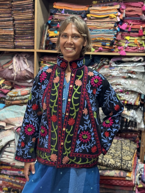 Чёрный бархатный жакет с вышивкой