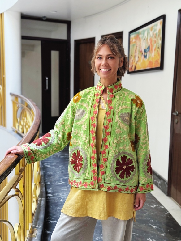 Салатовый бархатный жакет с вышивкой