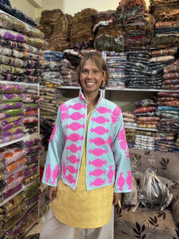 Голубой бархатный жакет с розовой вышивкой