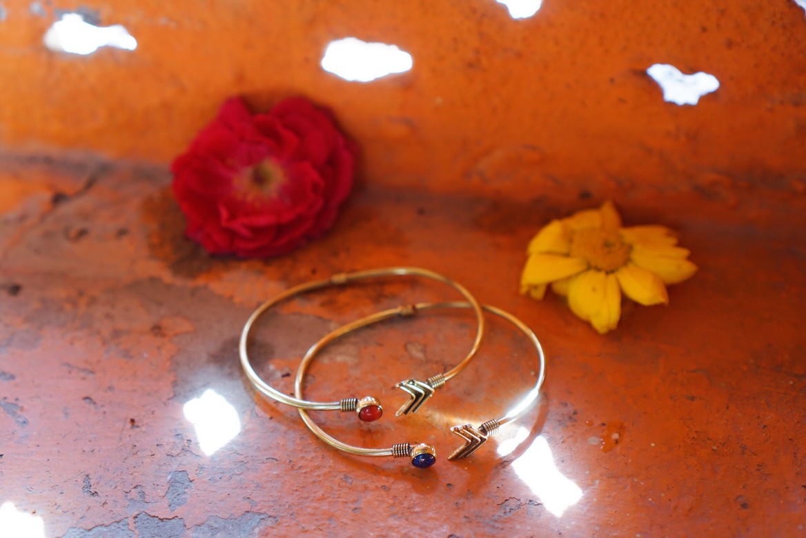 Тонкие браслеты из латуни с камнями