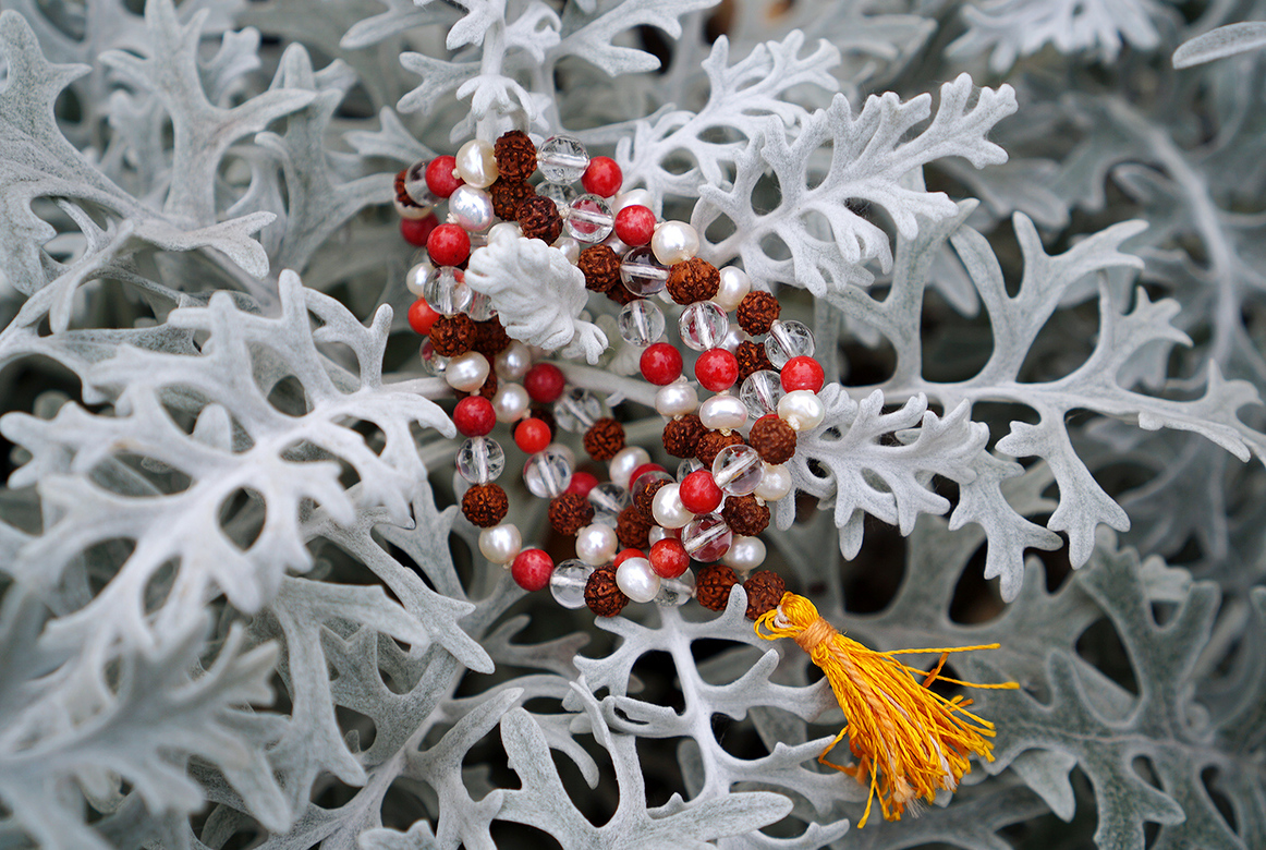 Чётки из рудракши и коралла