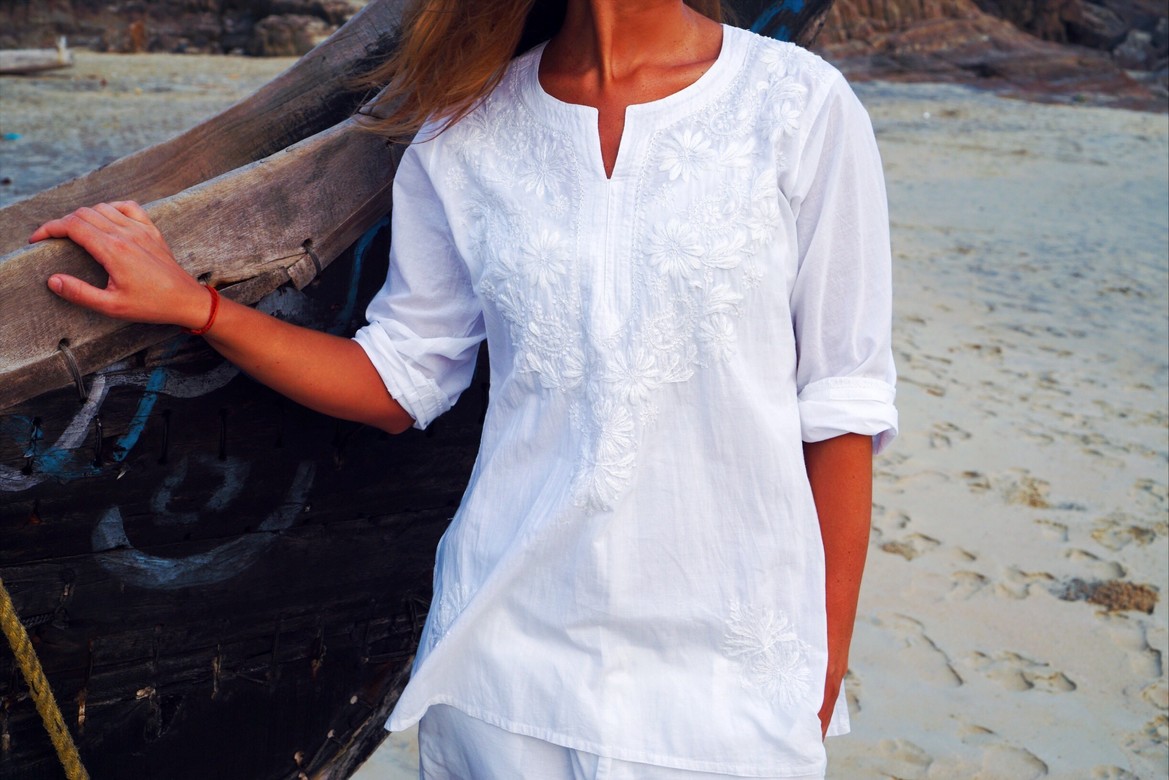 Белая туника с вышивкой ручной работы