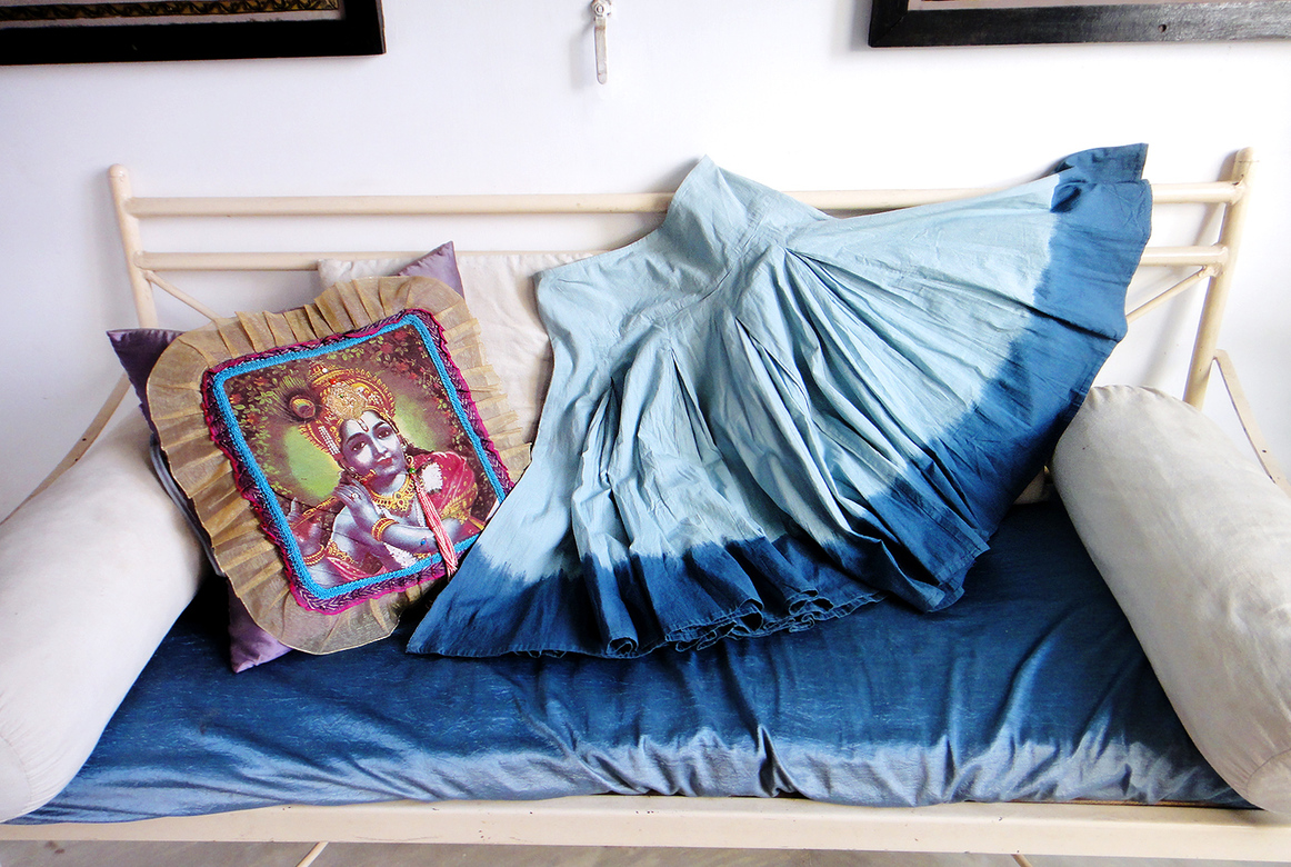 Голубая юбка с синей каймой