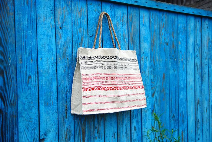 Светлая сумка с ручками-верёвками