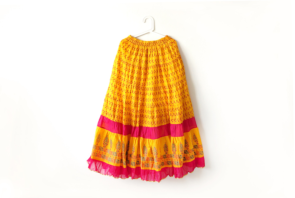 Длинная жёлтая юбка