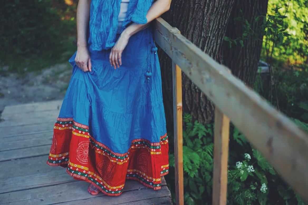 Голубая юбка с красной каймой