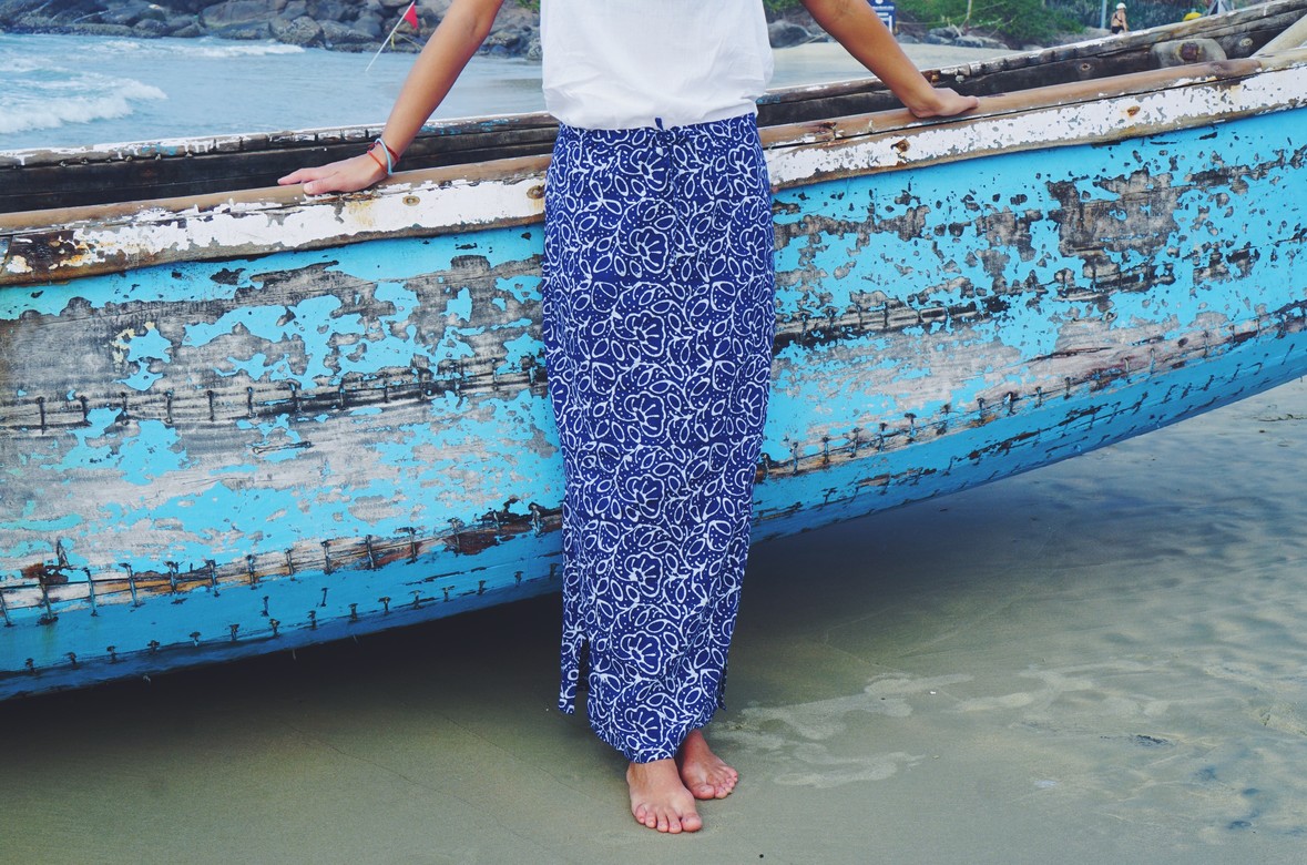 Длинная синяя юбка