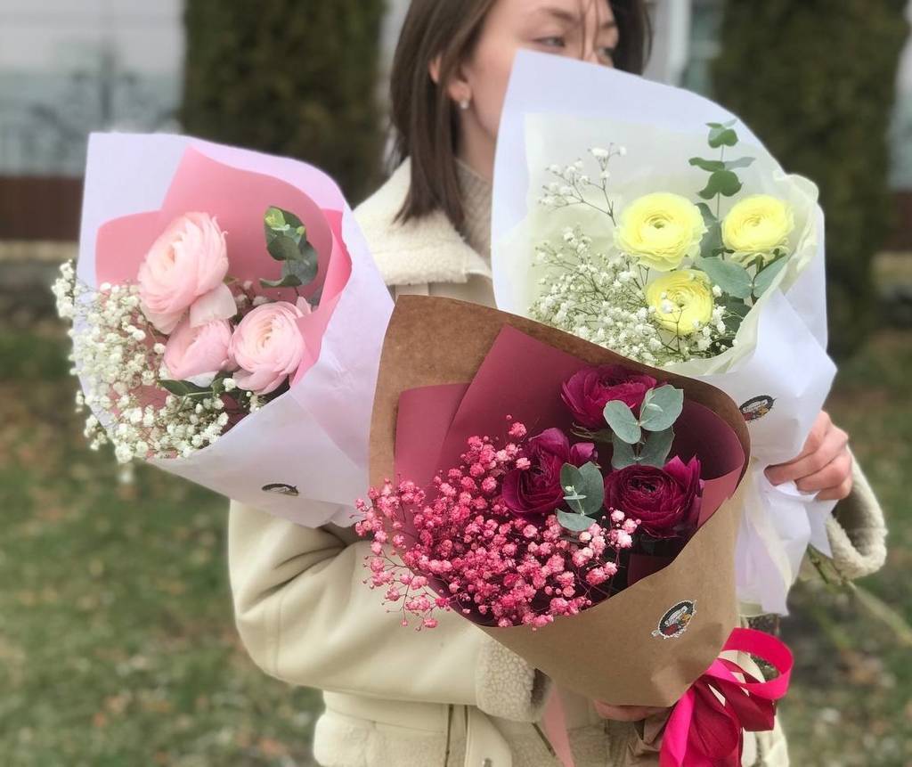 Букет «Комплимент из Ранункулюсов»