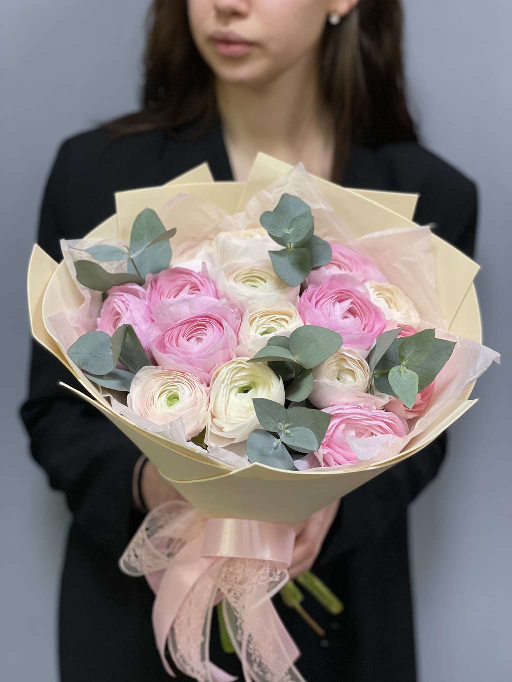 Букет Ранункулюсов с эвкалиптом