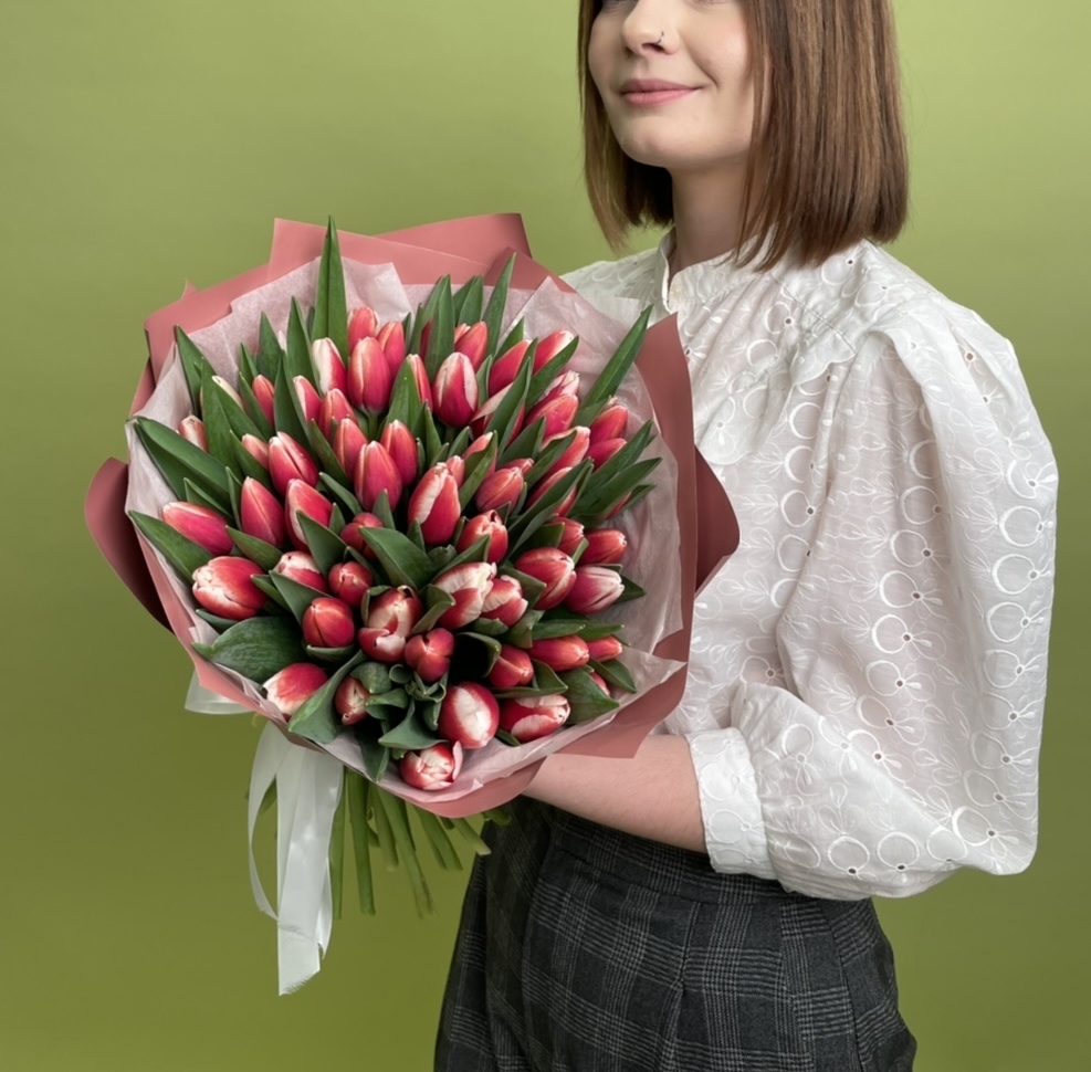 Букет красно-белых тюльпанов