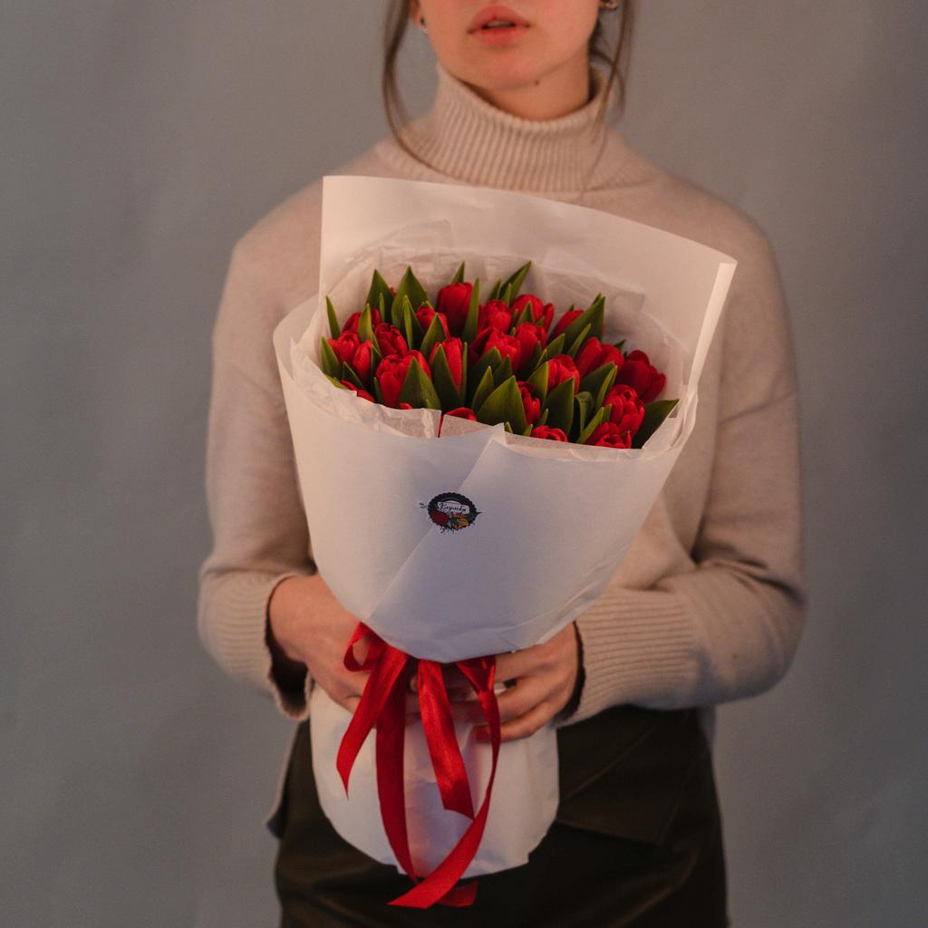 Букет красных тюльпанов