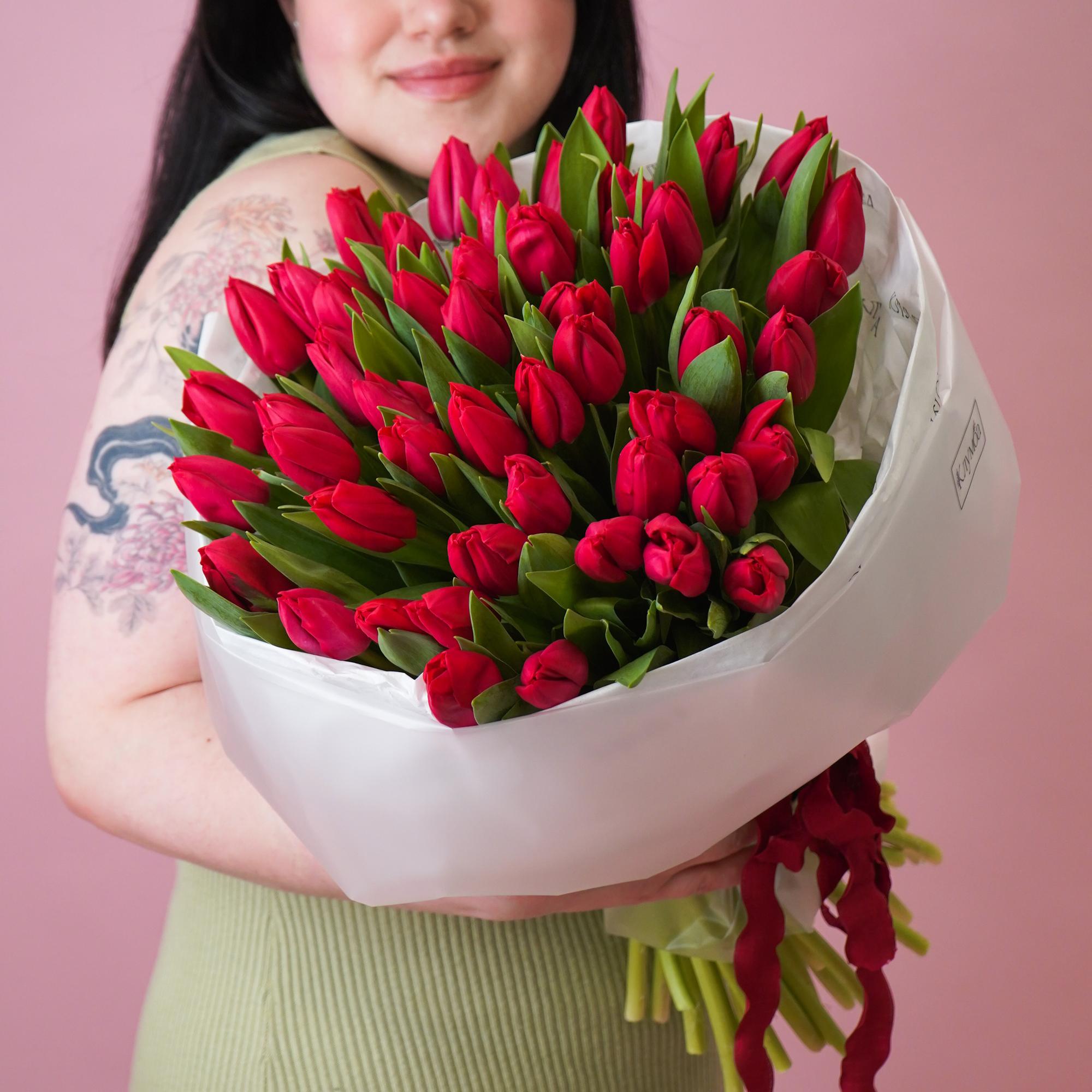 Букет красных тюльпанов