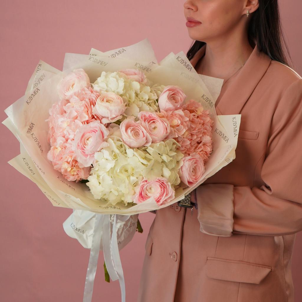 Букет «Гортензия и ранункулюсы»