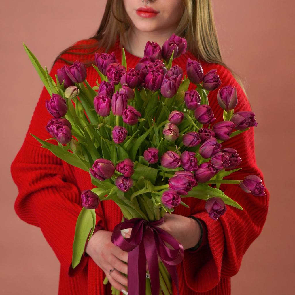 Букет фиолетовых пионовидных тюльпанов