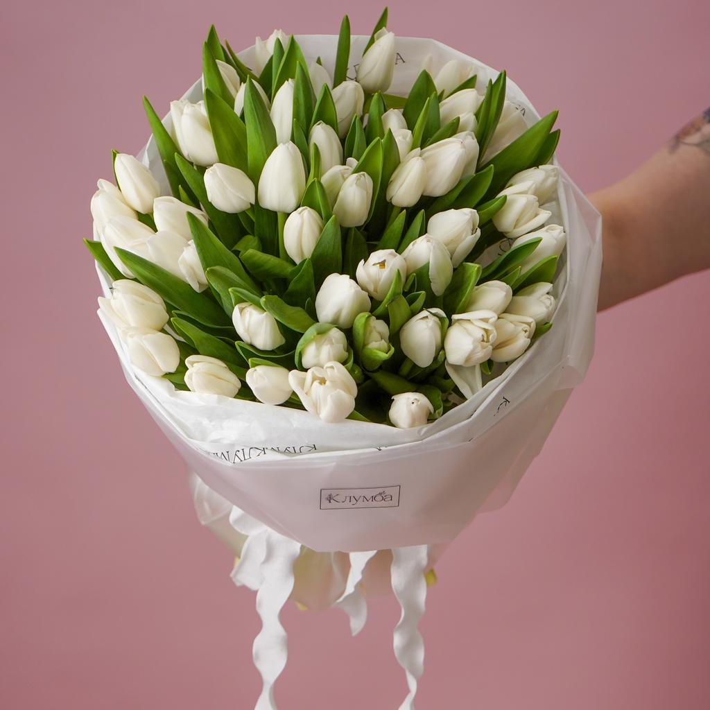 Букет белых тюльпанов с зеленью