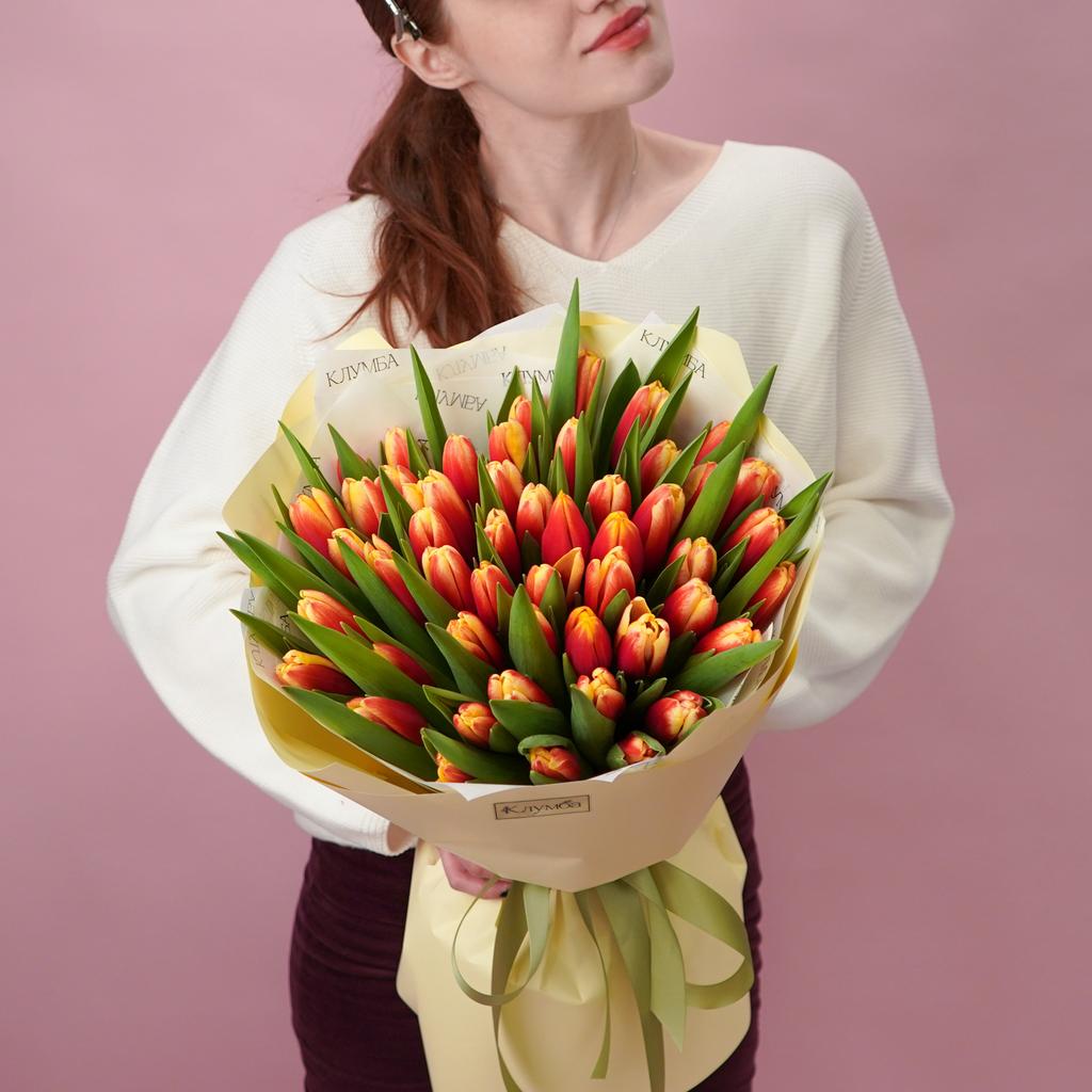 Букет красно-оранжевых тюльпанов
