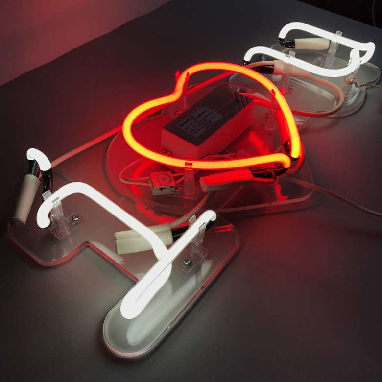 Неоновая надпись "I love U"