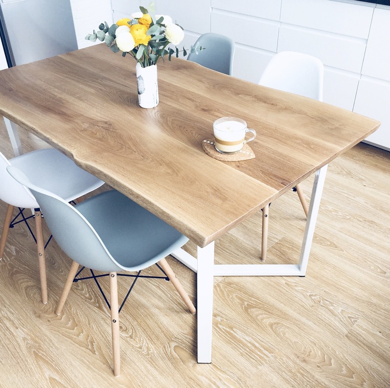 Стол с дубовой столешницей с природным краем