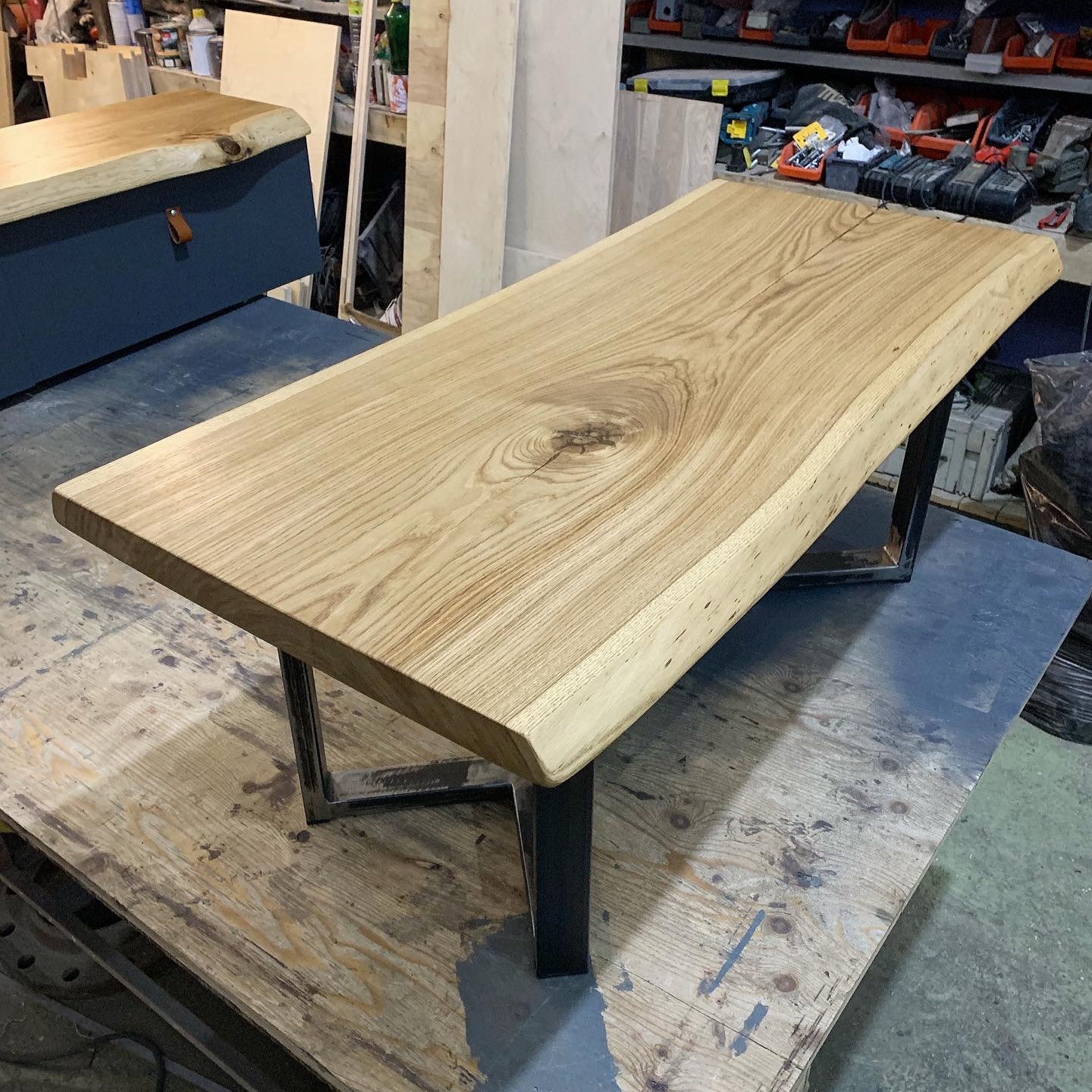 Журнальный столик с дубовой столешницей и металлическим основанием