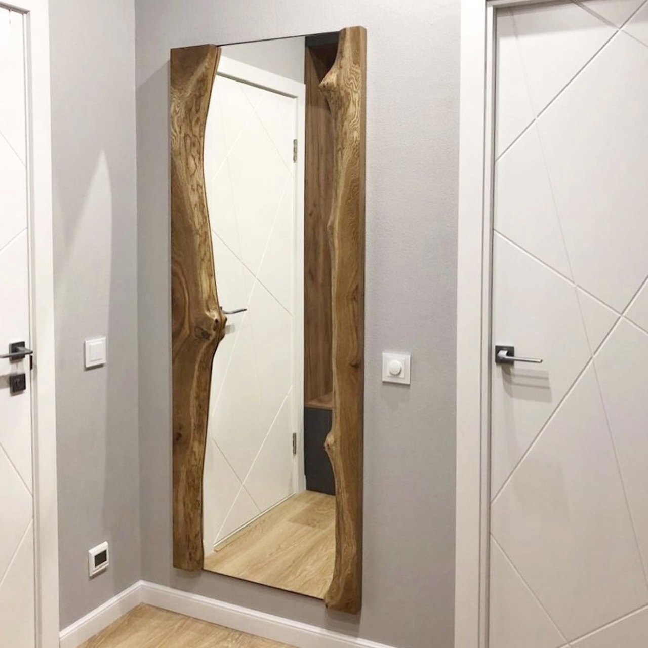 Зеркало в дубовой раме