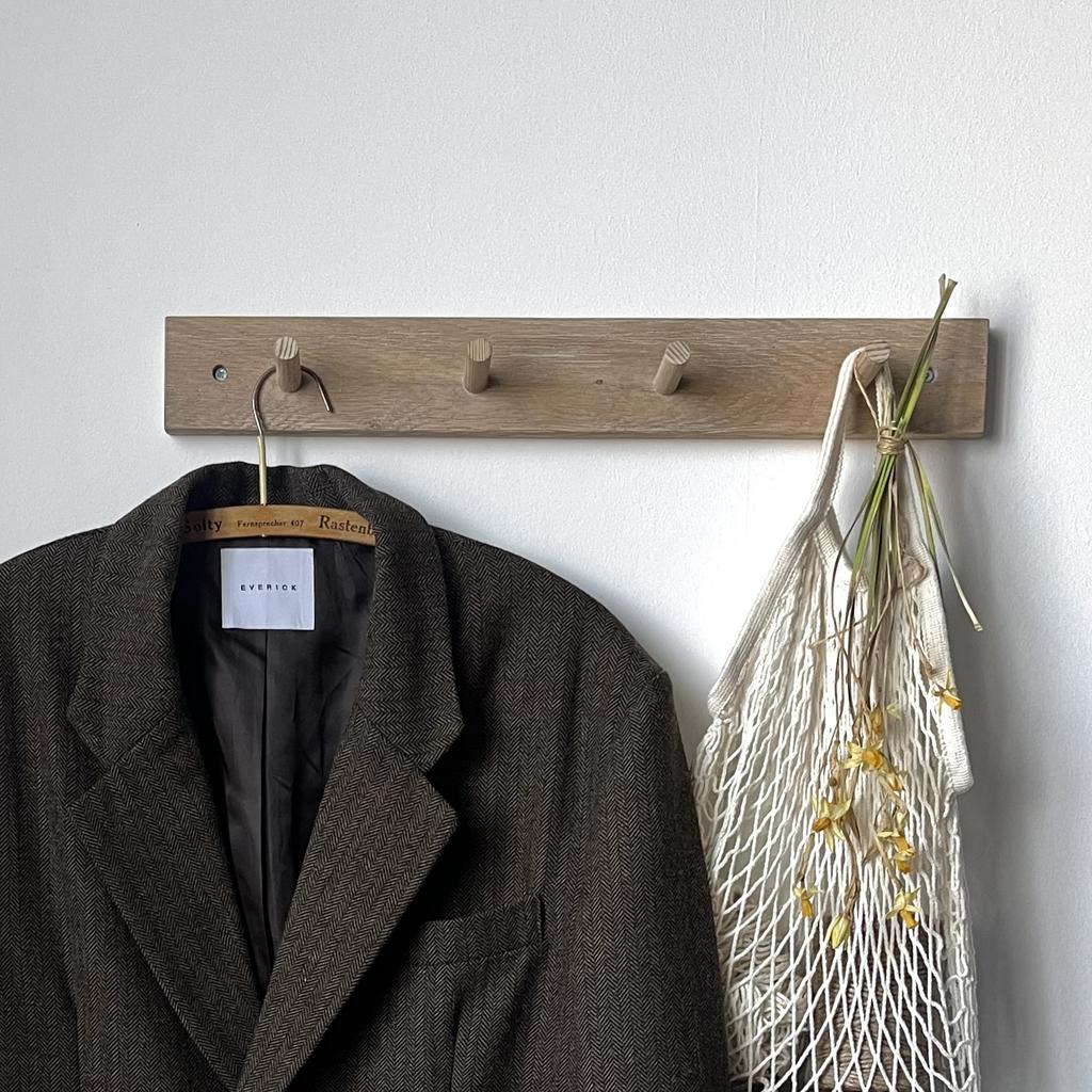 Вешалка из дуба с пятью крючками.