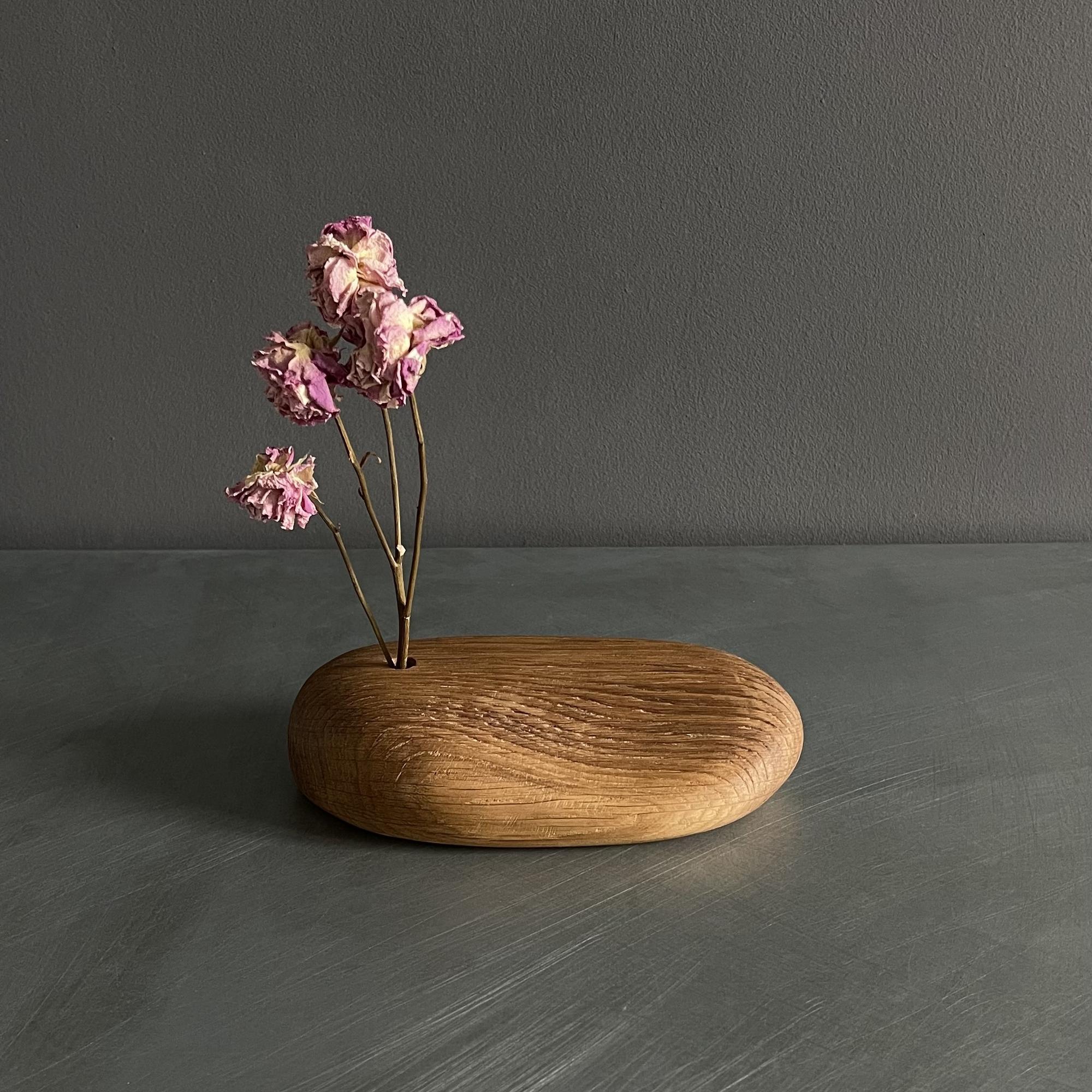 Выза из цельного куска дерева с сухоцветом.