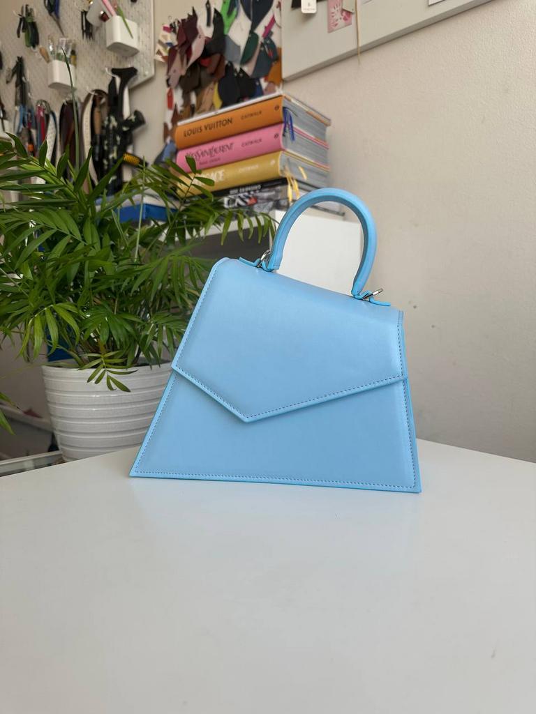 архи, небесно голубая кожа