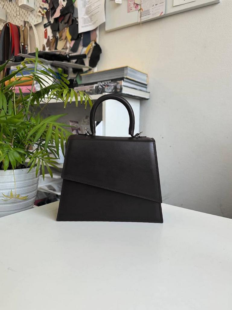 архи, черная кожа