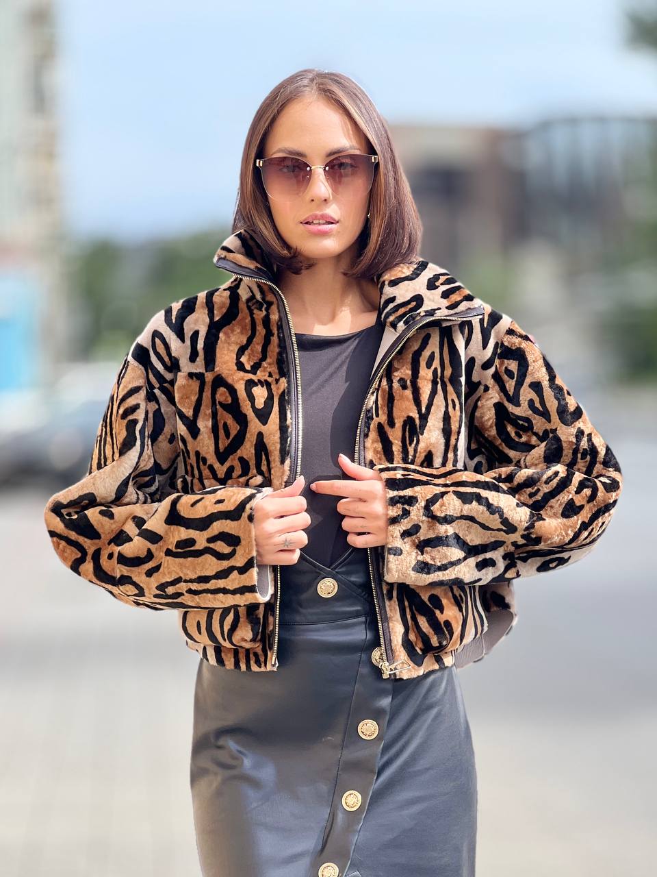 Укороченная дубленка с тигриным принтом