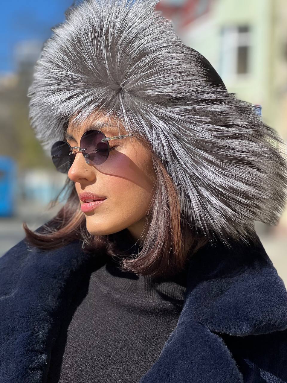 Шапка-ушанка из болонья черного цвета и меха чернобурки