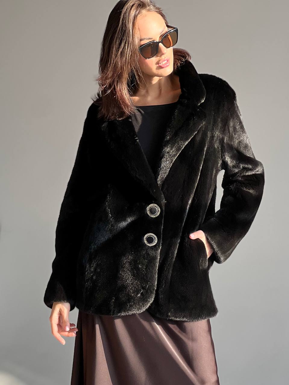 Полушубок из мех норки BLACKGLAMA с английским воротником в стиле пиджак.