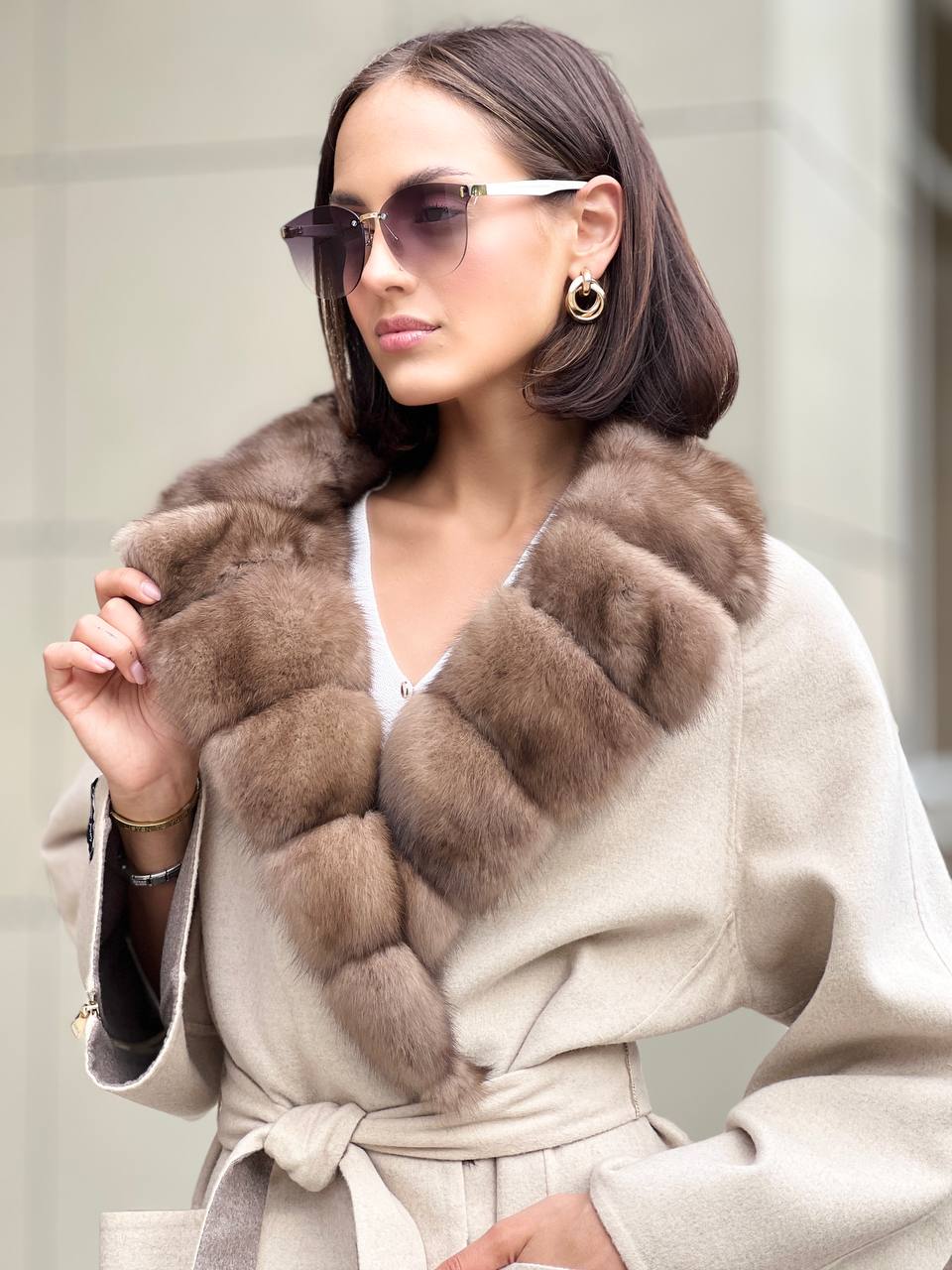 Пальто из высококачественной шерсти кашемира светло-бежевого цвета