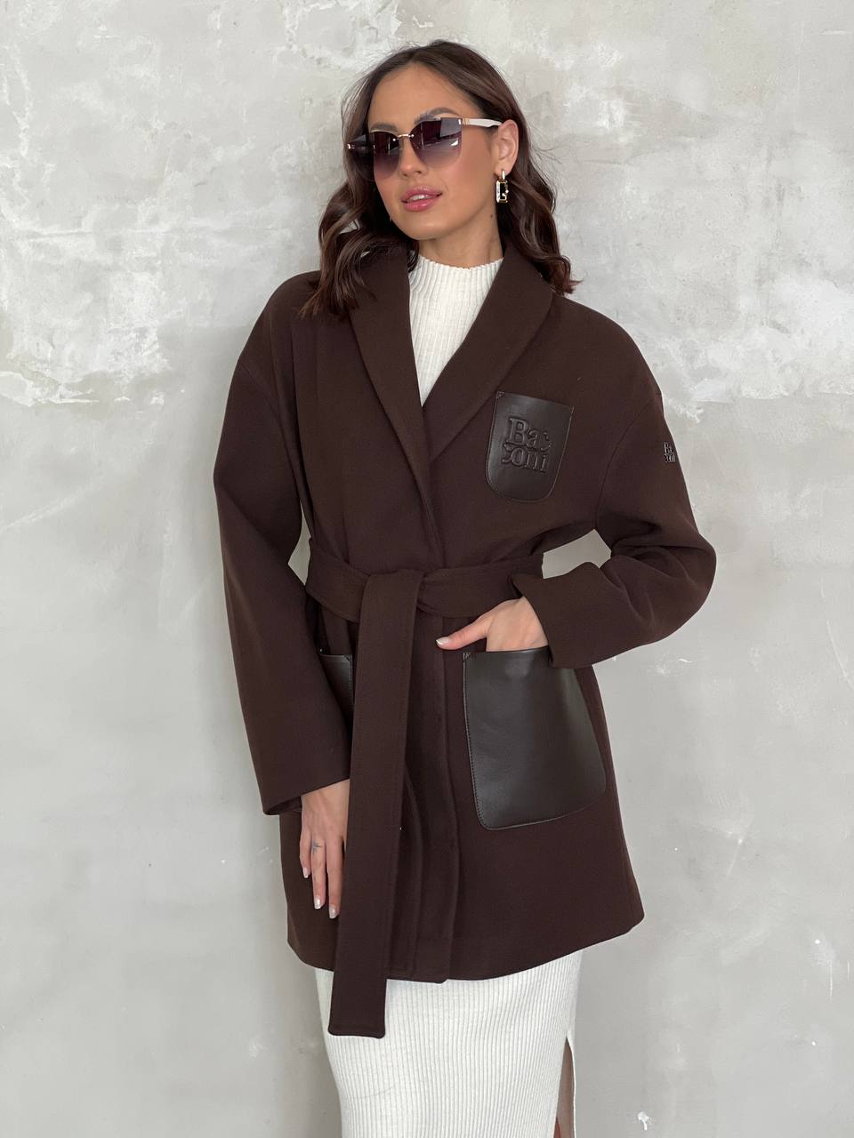 Полупальто выполнено из высококачественной шерсти цвета шоколад,