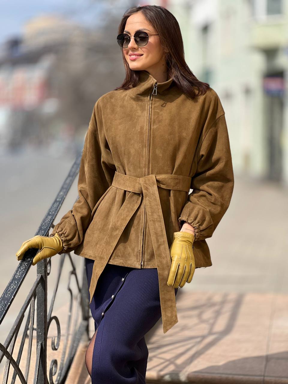 Куртка из натуральной замши цвета оливкового дерева