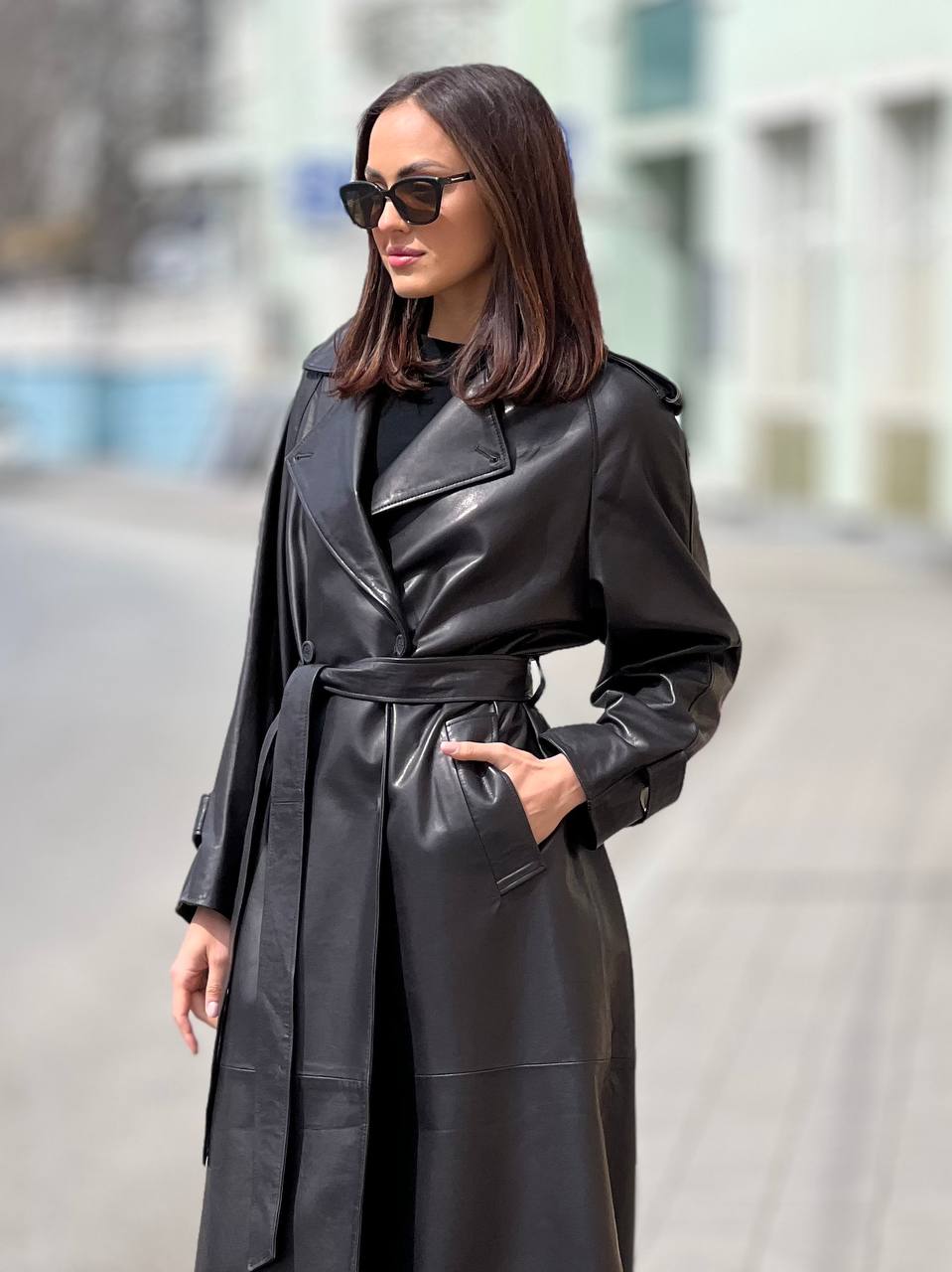 Плащ из черной натуральной кожи