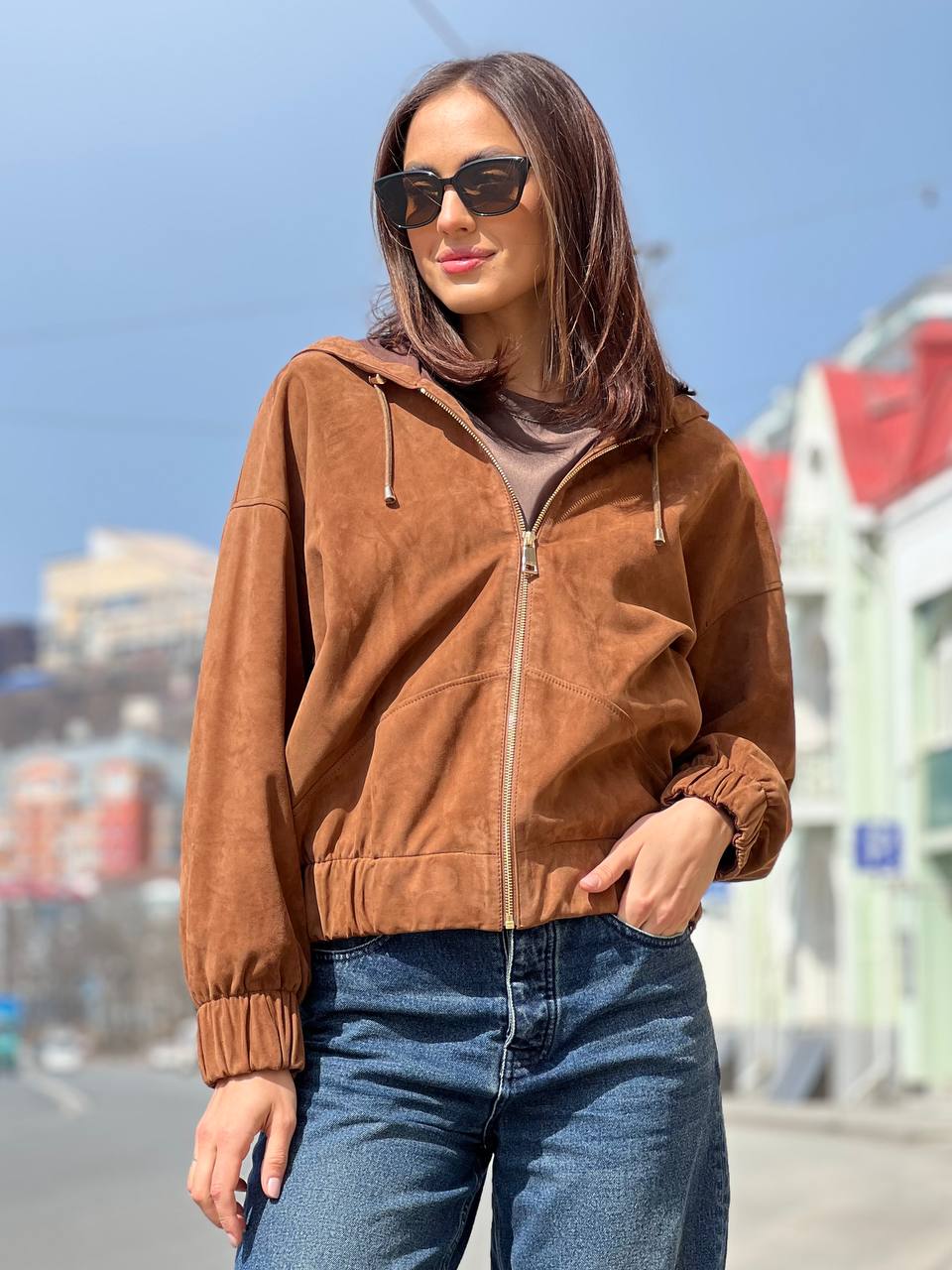 Куртка-бомбер из натуральной замши рыжего цвета