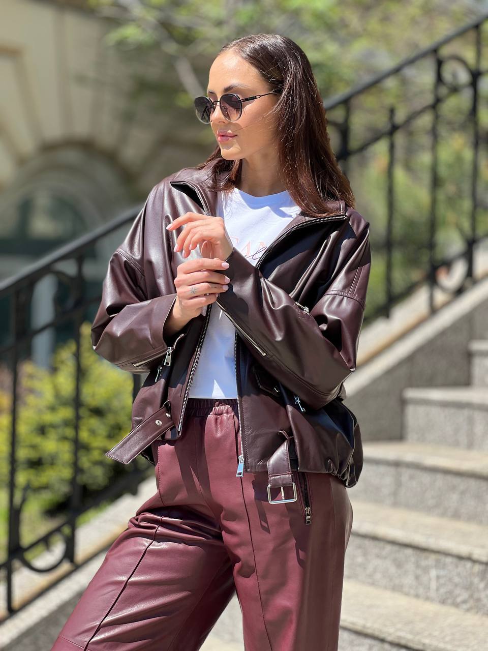 Куртка из натуральной коричневой кожи с бордовым оттенком