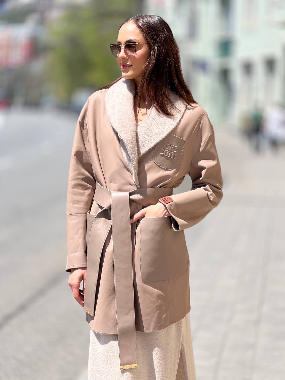 Дубленка из меха овчины в изысканном бежево-пудровом оттенке