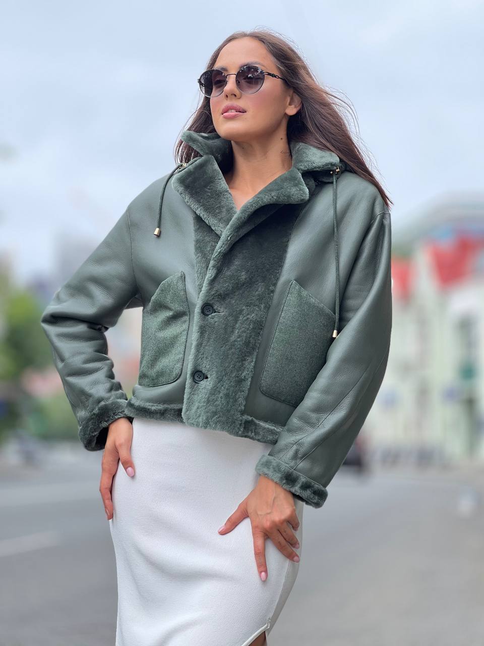 Двусторонняя дубленка бомбер в роскошном изумрудном цвете