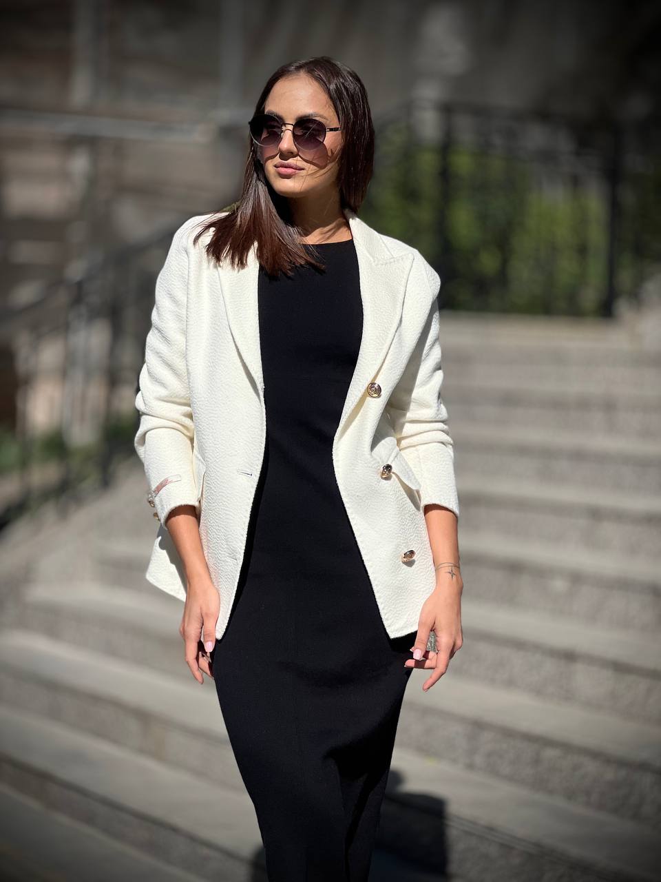 Белый шерстяной пиджак выполнен из мягкой шерсти высокого качества