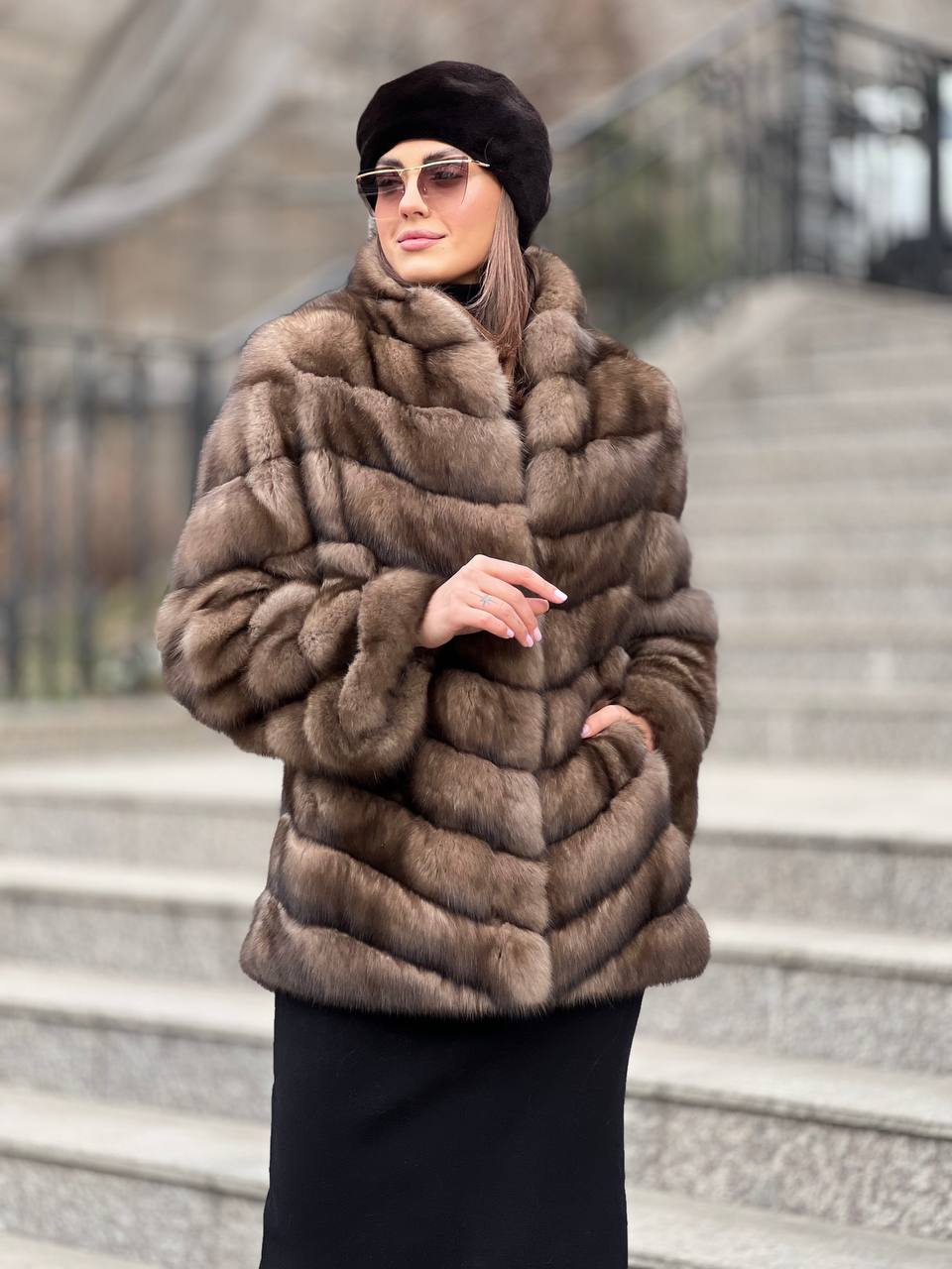 Полушубок из драгоценного меха соболя светло-коричневого цвета